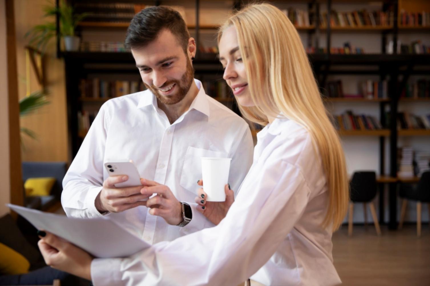 Geschäftsteam bei strategischer Partnerschaftsplanung